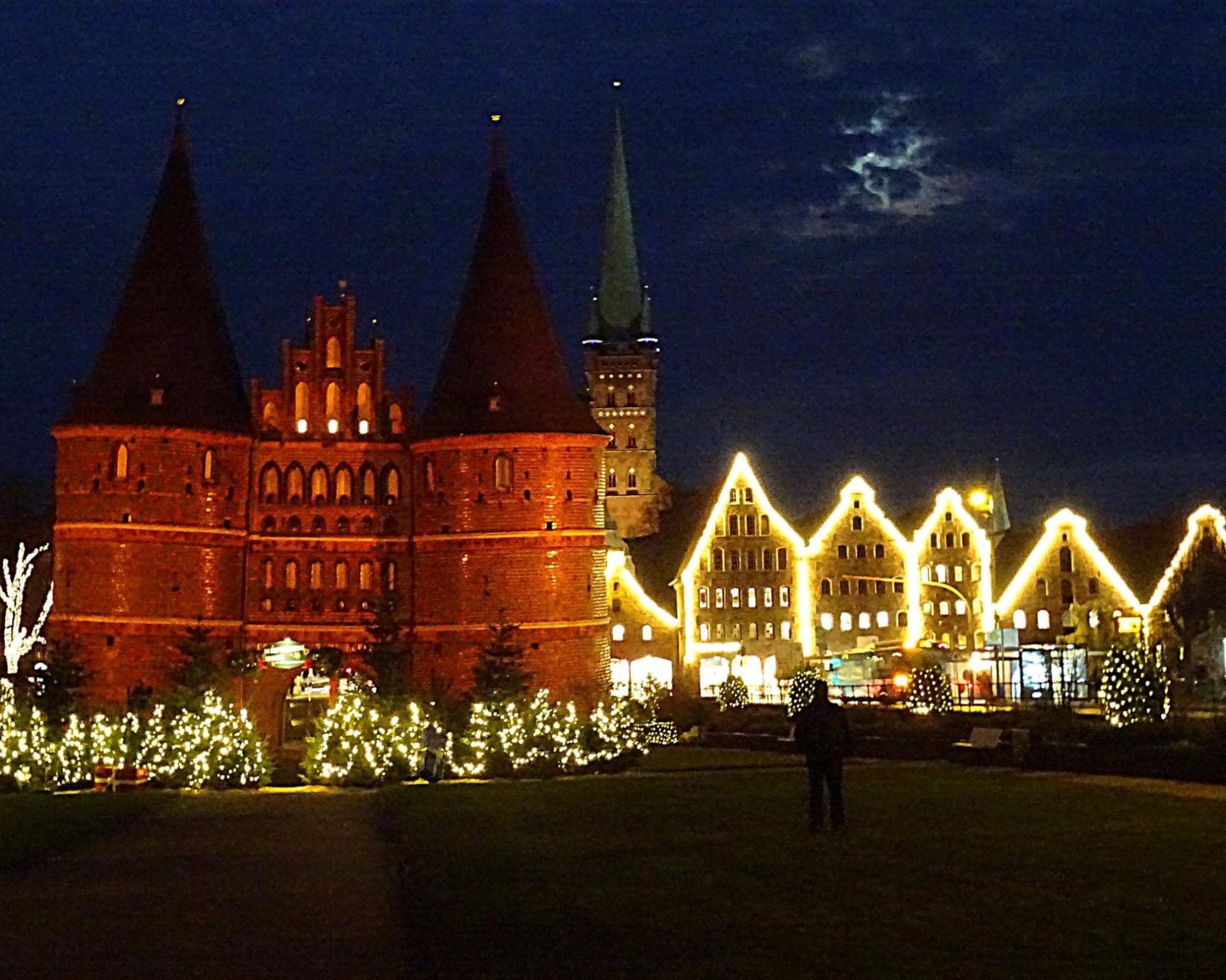 Holsten Tor, Petri Kirche und die Lübecker Salzspeicher sind weihnachtlich beleuchtet.